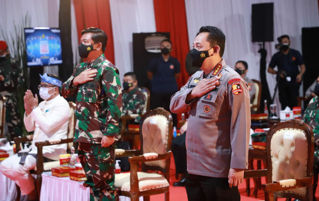 Kapolri Jenderal Listyo Sigit Prabowo didampingi Panglima TNI Marsekal Hadi Tjahjanto dan beberapa pihak terkait meluncurkan layanan darurat atau Hotline 110