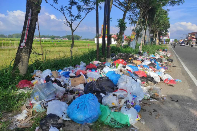 Tumpukan sampah sepanjang jalan