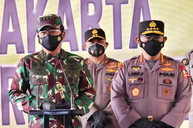 Panglima TNI Marsekal Hadi Tjahjanto bersama Kapolri Jenderal Listyo Sigit Prabowo