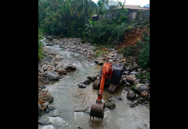 PT Semen Padang mengerahkan satu unit alat berat untuk memperbaiki bantaran sungai