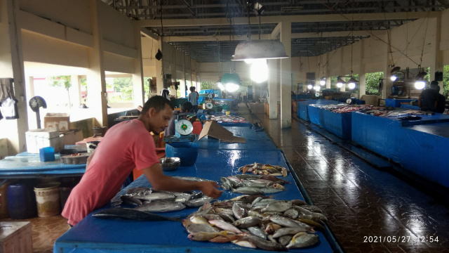 Pedagang Bapak IL dengan Sabar menunggu Pembeli Dan ini kondisi Pasar ikan TPI tuapeijat Pasca Lebaran Idul Fitri