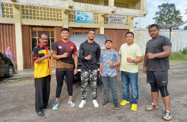Ketua KONI Pasaman, Tommy Irawan bersama atlet Pasaman untuk PON 2021