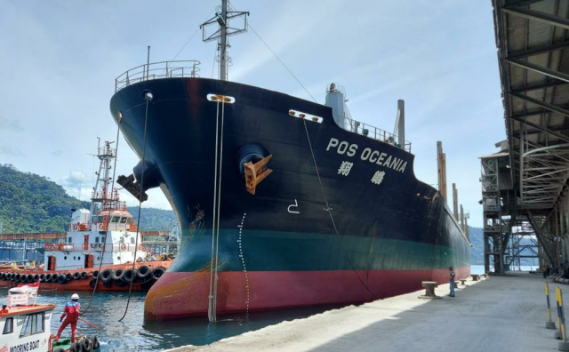 Kapal tenker yang membawa semen dan klinker PT Semen Padang ke luar negeri.