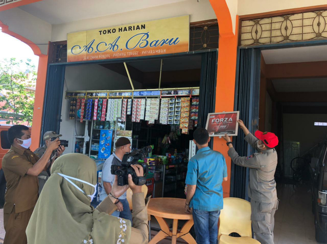 Dinas Kesehatan (Dinkes) Kota Payakumbuh bersama Satuan Polisi Pamong Praja (Satpol PP) laksanakan penertiban iklan rokok yang ada di sekitaran wilayah Kota Payakumbuh.