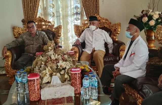 Pengusaha Tambang Talawi H Idris menjamu Ketua DPW PKS Sumbar Mahyeldi Ansharullah di kediamannya di Talawi, Senin (31/5)