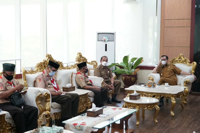 Walikota Bukittinggi Erman Safar didampingi Kepala Dinas Pariwisata Pemuda dan Olahraga Kota Bukittinggi Supadria terima audiensi pengurus Kwartir Cabang (Kwarcab) XIII Gerakan Pramuka Kota Bukittinggi