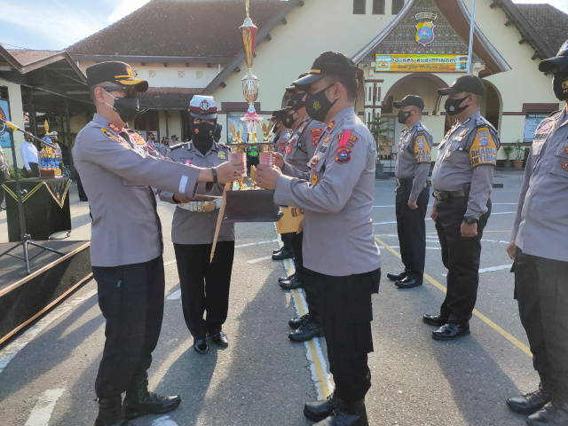 Kapolres Bukittinggi serahkan penghargaan kepada Personil Polres Bukittinggi