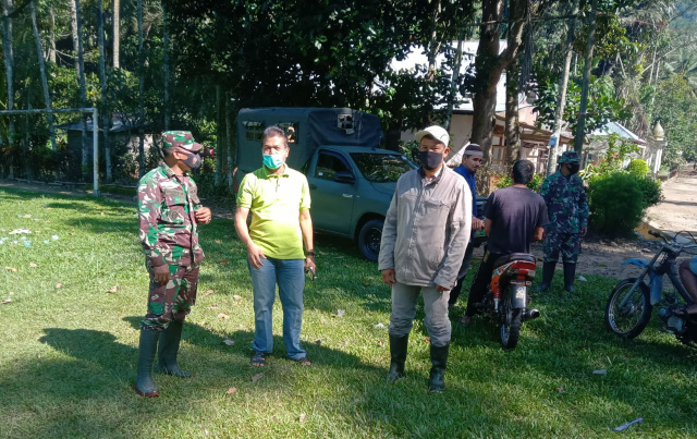 Kapten Inf Muhardif, Danramil 06/Guguak Kodim 0306/50 Kota, melaksanakan giat Komunikasi Sosial (Komsos) bersama Perangkat Nagari dan Masyarakat di Wilayah TMMD ke-111, bertempat di lapangan Nagari Talang Maur