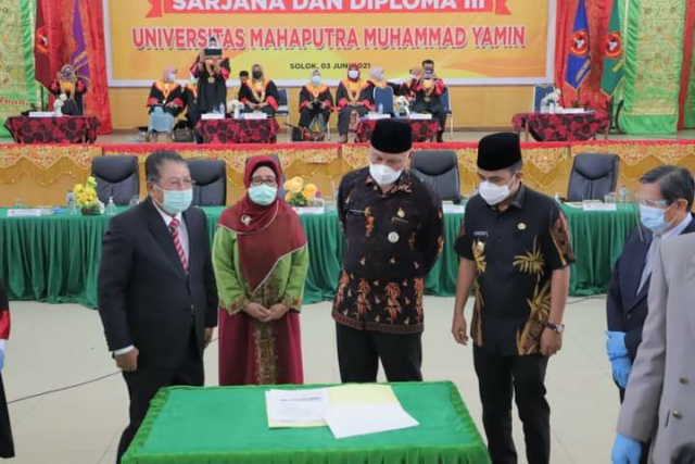 Gubernur Sumbar Mahyeldi Ansyarullah dan Wakil Walikota Solok Ramadhani Kirana Putra menyaksikan 118 wisudawan dan wisudawati Universitas Mahaputra Muhammad Yamin (UMMY) Solok