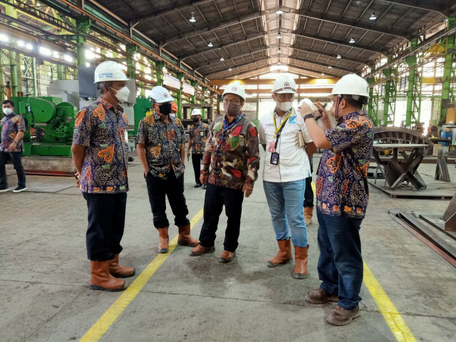 Direktur Operasi PT Semen Padang Asri Mukhtar (paling kiri) ketika menerima kunjungan PresideDirektur PT Krakatau Nasional Resources M. Noor Sudrajat (tiga dari kiri), Jumat (4/6/2021) di Workshop PT Semen Padang