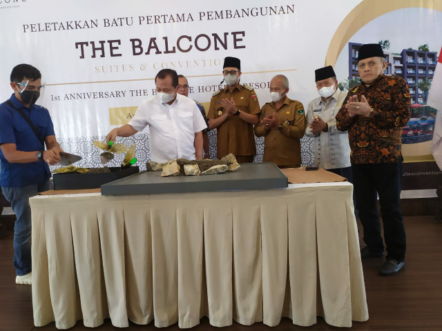 Kapolda Sumbar Irjen Pol Toni Harmanto, MH didampingi Walikota Bukittinggi Erman Safar dan Buppati Agam Dr.Andriwarman menghadiri proses pelatakan batu pertama dimulainya pembangunan Hotel Bintang Lima Balcon di jalan Raya Bukittinggi Medan