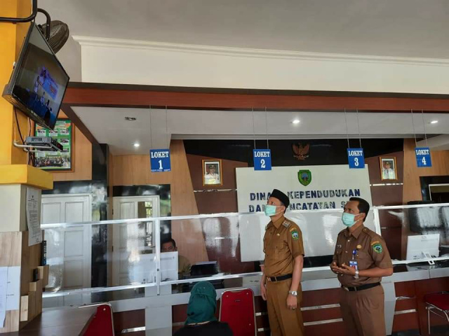 Wabup Pasaman, Sabar AS saat Sidak ke Disdukcapil Pasaman