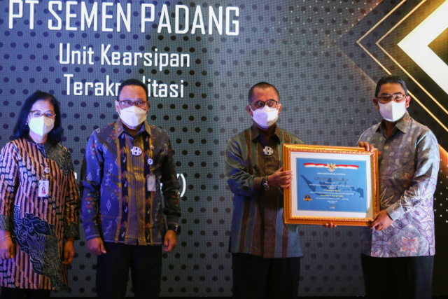 Direktur Utama PT Semen Padang Yosviandri  menerima Sertifikat Akreditasi A untuk Unit Kearsipan dari Plt.Kepala ANRI Muhammad Taufik di Jakarta, Kamis (10/6/2021).