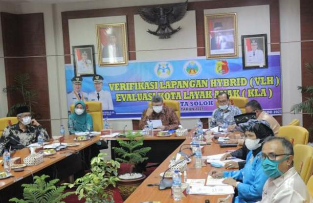Walikota Solok Zul Elfian Umar mengikuti kegiatan Verifikasi Lapangan Hybrid (VLH) Kota Layak Anak (KLA) yang digelar Kementerian Perempuan dan Perlindungan Anak (KPPA) RI secara virtual