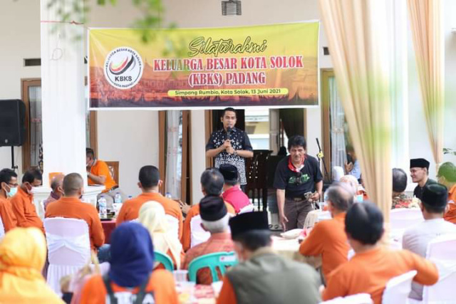 Wakil Walikota Solok Ramadhani Kirana Putra bersama Wakil Gubernur Sumbar Audy Joinaldi menghadiri silaturrahmi Keluarga Besar Kota Solok (KBKS) Kota Padang