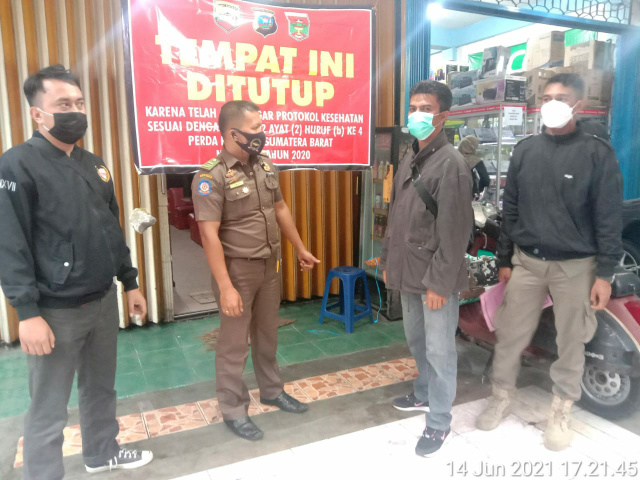Penyegelan warnet yang melanggar protokol kesehatan di Bukittinggi