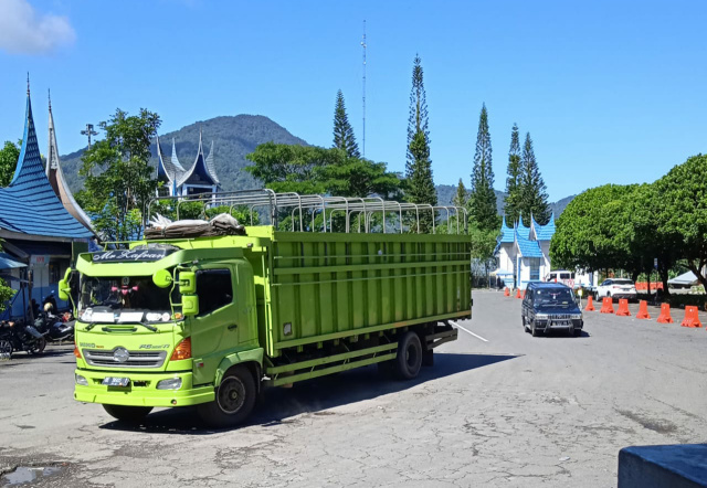 Truk barang ketika memasuki terminal bus Bukitsurungan dikelola Dishub Provinsi. Harusnya, truk ini masuk lewati terminal bus dishub kota Padang Panjang.