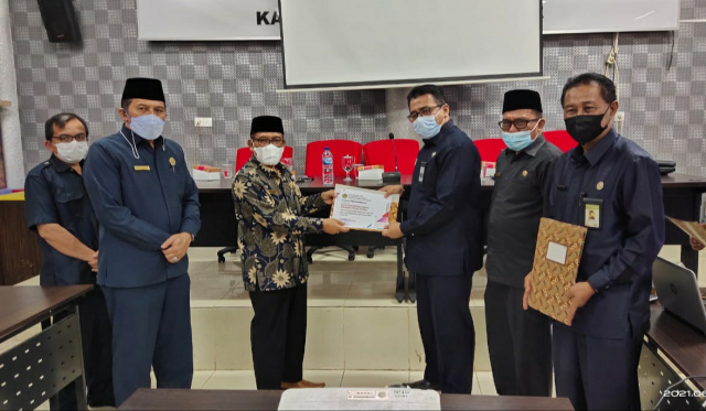 Kepala Kanwil Kemenag Sumbar, H. Syamsuir bersama Kabag TU, H. Irwan memberikan piagam penghargaan yang diterima langsung Kepala Kankemenag pilot project WBK.