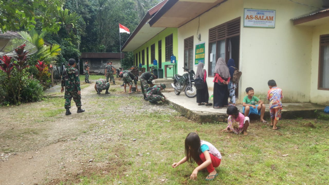 Para prajurit tampak bergotong royong bersama masyarakat melakukan pembersihan di area yang akan dijadikan Posko TMMD/N Kodim 0306/50 Kota, di Nagari Talang Maur. Tak hanya warga usia dewasa, anak-anakpun ikut bergabung aksi bersih-bersih tersebut.