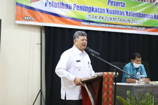 Walikota Solok Zul Elfian Umar ketika membuka Pelatihan kualitas kelembagaan koperasi Kota Solok