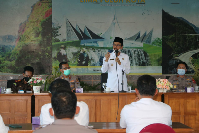 Bupati Limapuluh Kota Safaruddin Dt. Bandaro Rajo saat rapat evaluasi pelaksanaan penanggulangan penyebaran dan penularan Covid 19