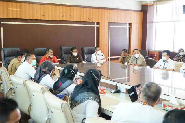 Sekretaris Daerah Kota Bukittinggi, Yuen Karnova saat menerima kunjungan aparatur Pemerintah Kabupaten Lampung Barat yang lakukan kunjungan kerja ke Bukittinggi.