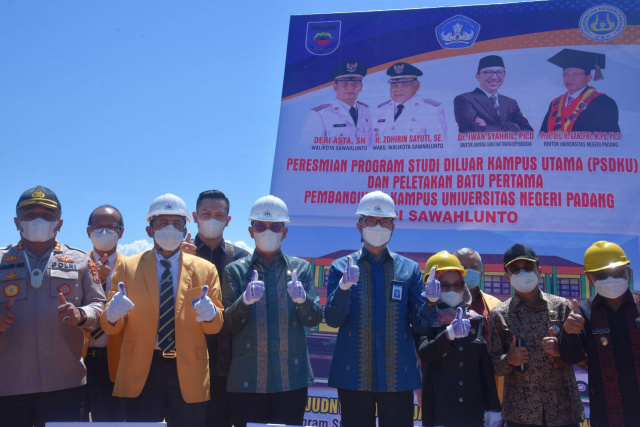 Peletakan Batu Pertama Kampus PSDKU UNP Padang di Kota Sawahlunto, Kamis (7/6)