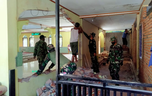 Satuan Tugas (Satgas) TNI Manunggal Membangun Desa/Nagari (TMMD/N) ke-111 tahun 2021 Kodim 0306/50 Kota aktif lakukan komunikasi sosial (Komsol) dengan masyarakat di wilayah TMMD/N.