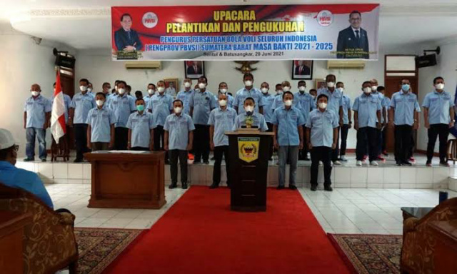 Ketua Umum PBVSI Sumbar Eka Putra saat memberi sambutan usai dilantik sebagai ketua PBVSI Sumbar.