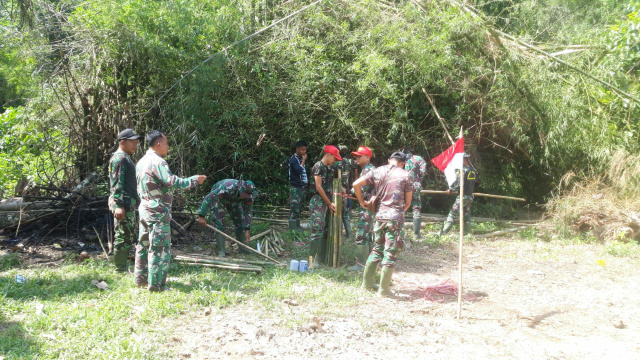Serma Abdul Toheran mengunjungi lokasi TMMD/N untuk memimpin langsung pemasangan patok batas yang akan digunakan untuk pembangunan jalan baru