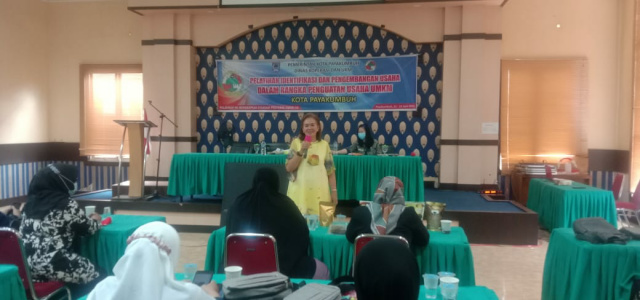 Christine Hakim menjadi narasunber pada pelatihan 25 orang pelaku UMKM yang sudah memiliki Sertifikat Produksi Pangan-Industri Rumah Tangga (SPP-IRT)