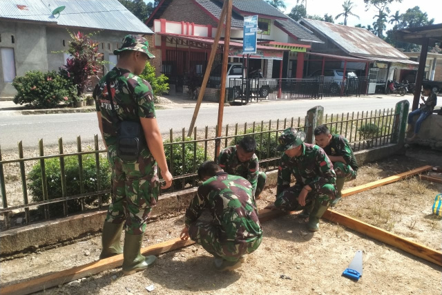 Anggota Satgas TMMD/N Kodim 0306/50 Kota bersama warga setempat lakukan bakti sosial (Baksos) pembangunan tempat parkir SDN 03 Maek