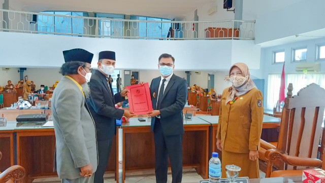 Wakil Bupati Limapuluh Kota Rizki Kurniawan Nakasri serahkan jawaban atas pertanyaan terhadap LKPJ kepada Ketua DPRD Kabupaten Limapuluh Kota Deni Asra