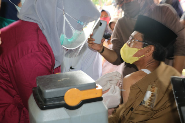 Bupati Limapuluh Kota Safaruddin ikut divaksin saat Gebyar Vaksinasi Covid-19, di halaman kantor Bupati Limapuluh Kota, Sarilamak. 