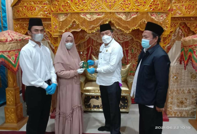 pasangan pengantin melangsungkan akad nikah di MPP Payakumbuh