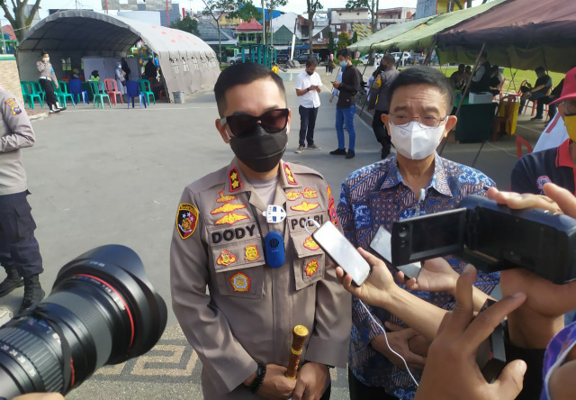 Kapolres Bukittinggi AKBP Dody Prawiranegara, SH, SIK, MH, memberikan keterangan terkait pelaksanaan vaksinasi covid-19