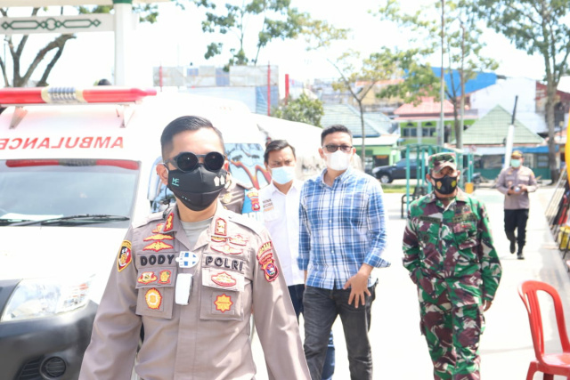 Kapolres Bukittinggi AKBP Dody Prawiranegara saat meninjau pelaksanaan vaksinasi massal