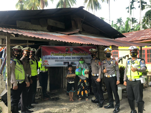 Satuan Lalu Lintas Polres Pasaman Barat bagikan sembako kepada warga Jorong Kampung Cubadak, Nagari Lingkuang Aur, Kecamatan Pasaman Kabupaten Pasaman Barat