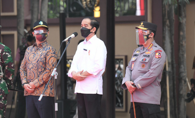 Presiden Joko Widodo saat menunjau pelaksanaan vaksinasi massal jelang HUT Bhayangkara 