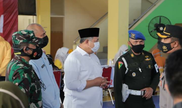 Walikota Solok Zul Elfian Umar saat meninjau pelaksanaan vaksinasi