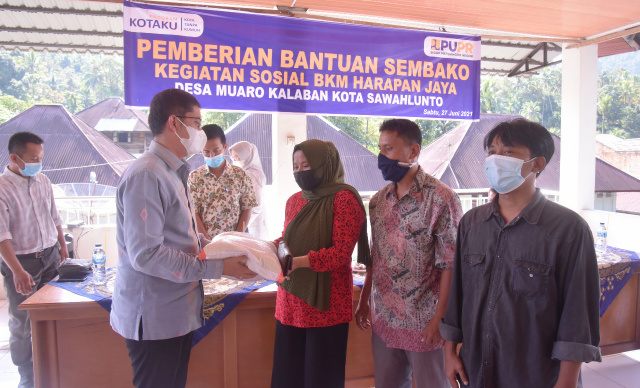 Walikota Deri Asta Menyerahkan Bantuan Sembako BKM Harapan Jaya Muaro Kalaban, Sabtu (26/6)