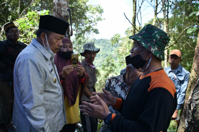 Bupati Agam, Dr. H. Andri Warman hadiri gotong royong pembersihan lahan yang bakal dijadikan sebagai lokasi pembangunan komplek Kantor Nagari Persiapan Nan Limo, Kecamatan Palupuah, di Jorong Tunggua Banio Bateh Rimbang