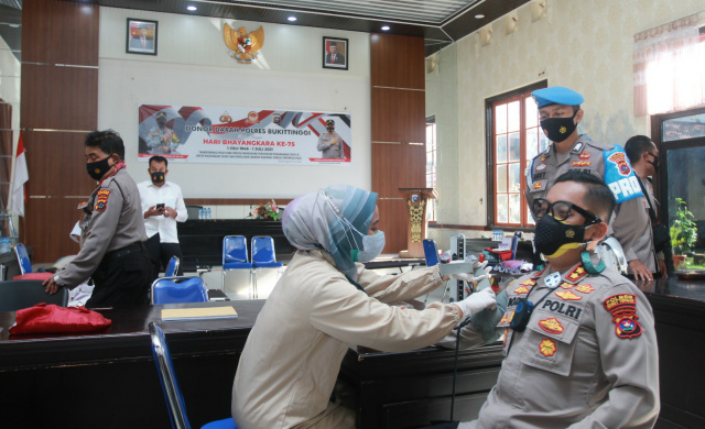Kapolres Bukittinggi AKBP Dody Prawiranegara saat aksi donor darah.