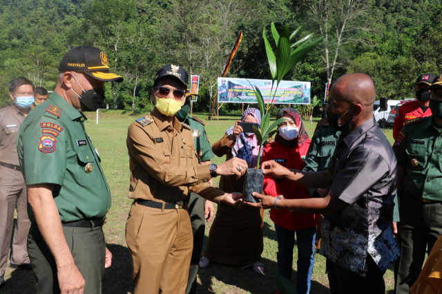 Apel kesiapsiagaan penanggulangan bencana Karhutla ini ditandai dengan penyerahan bibit tanaman manggis dan pinang untuk masyarakat