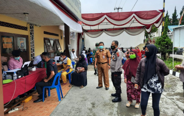 Camat IV Koto Kabupaten Agam, Ekko Espito meninjau pelaksanaan vaksinasi