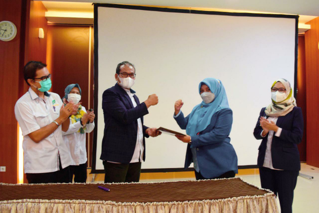 Penyerahan berkas dokumen  pelantikan Direktur Operasional SPH dari Ketua Yayasan Semen Padang Iskandar Z. Lubis (tengah bagian kiri) kepada dr Adisty Taufik (tengah bagian kanan)
