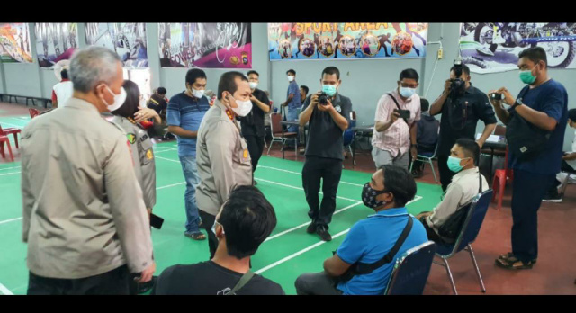 Kapolda Sumbar Irjen Pol Toni Harmanto meninjau pelaksanaan vaksinasi