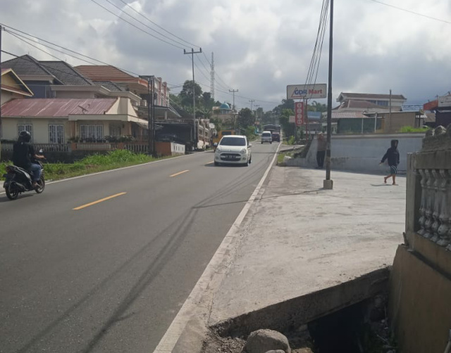 Turunan tajam terdapat di Jorong Koto Tuo menuju turunan tajam Jorong Pasa Rabaa, kec. X Koto, kab. Tanahdatar yang tidak memiliki pengaman jalan dan trotoar. Di rute ini, akibat musibah lalin telah puluhan nyawa warga melayang.