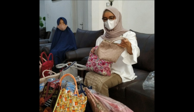 Ny Meyvita Deri Asta Menerima Kunjungan Pengrajin Tas Ibu Rumah Tangga Talawi Hilir, Minggu (4/7)