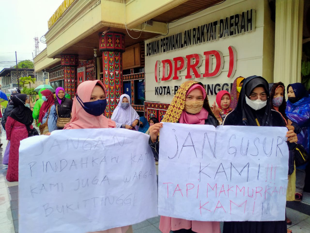 Puluhan pedagang Pasar Banto mendatangi DPRD Bukittinggi.